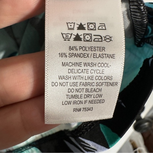 Tommy Bahama women's sleeveless 1/4 zip golf/tennis top, sz. L, floral - Picture 6 of 7